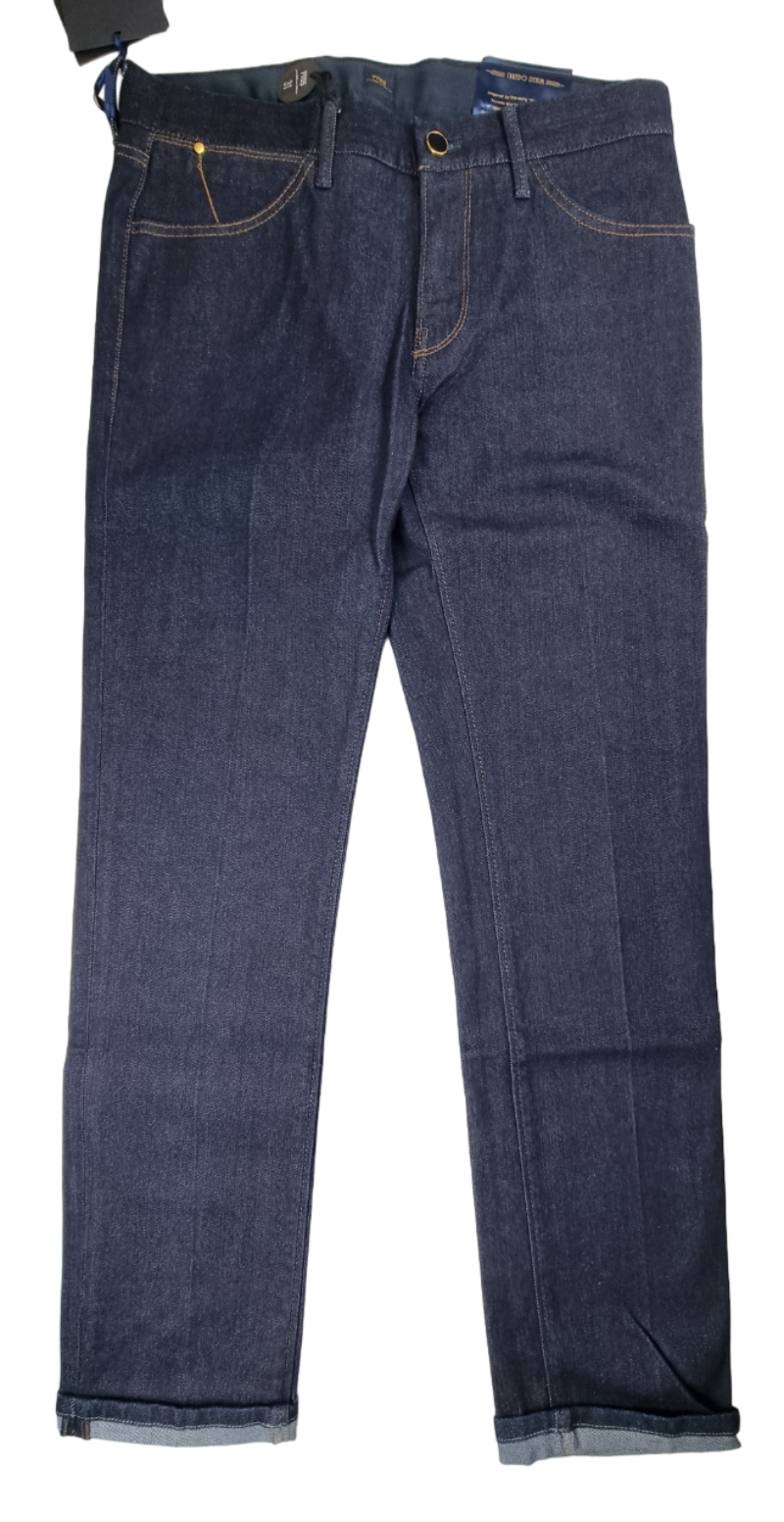 Jeans uomo PT 05 in denim scuro super slim fit, vestibilità aderente e stile moderno, visibili in questa immagine.