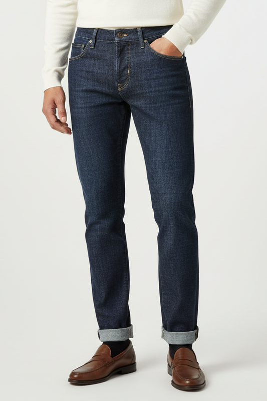 Jeans PT 05 Reggae Tapered Fit Stile Contemporaneo Italiano
Scopri l'innovazione del jeans PT05 modello Reggae Tapered Fit, la perfetta fusione tra comfort moderno e qualità artigianale italiana. Una vestibilità contemporanea che valorizza la silhouette maschile. Indossato