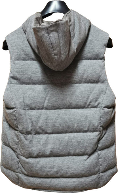 Smanicato uomo La Fileria in lana con cappuccio colore grigio, indossato da un modello, abbigliamento di moda per uomo.