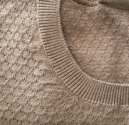 Maglia uomo La Fileria girocollo grigio chiaro in 100% cotone, moda uomo Made in Italy, visibile dettaglio tessuto e collo.
