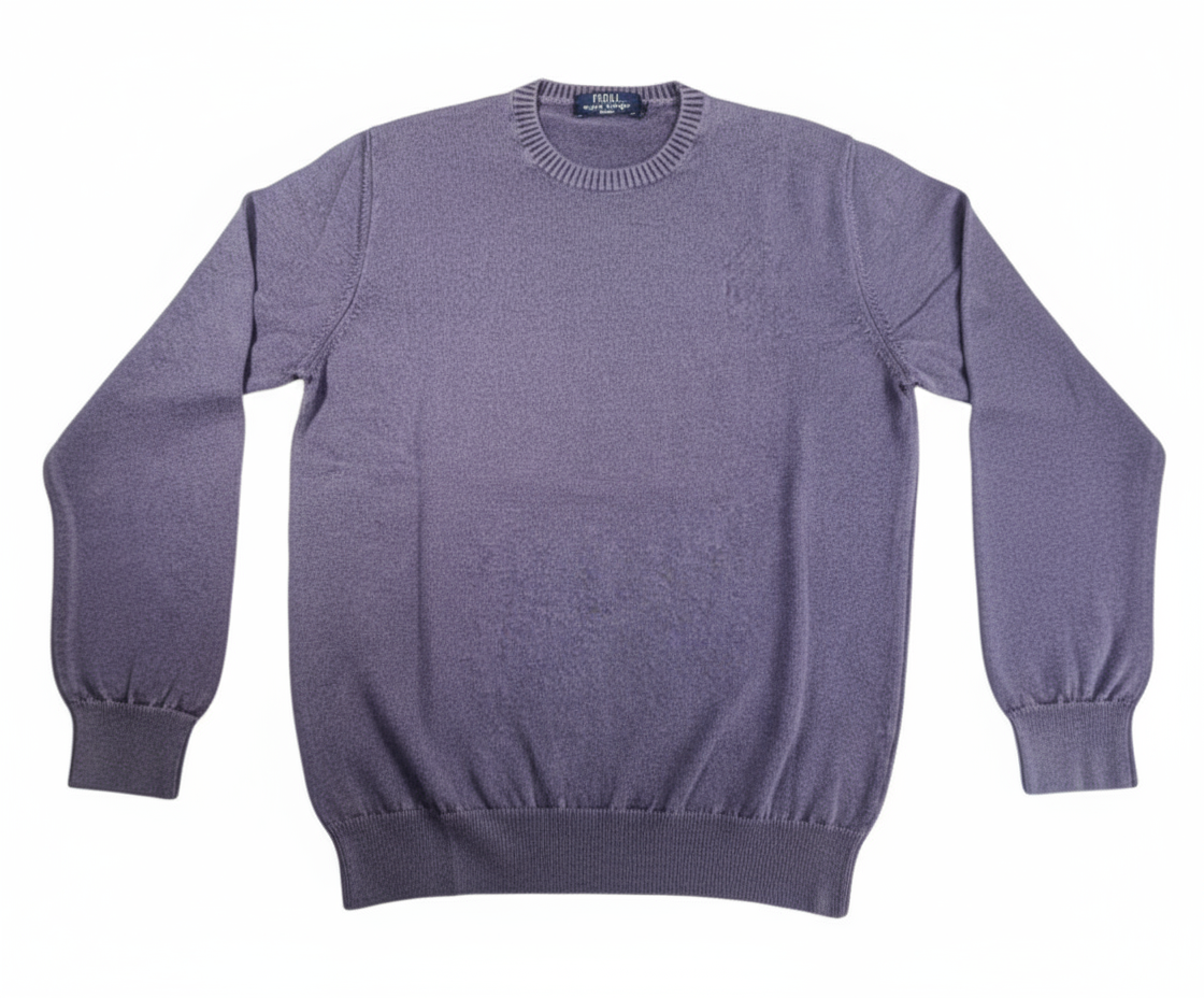 Maglia girocollo viola su sfondo bianco