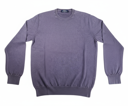 Maglia girocollo viola su sfondo bianco