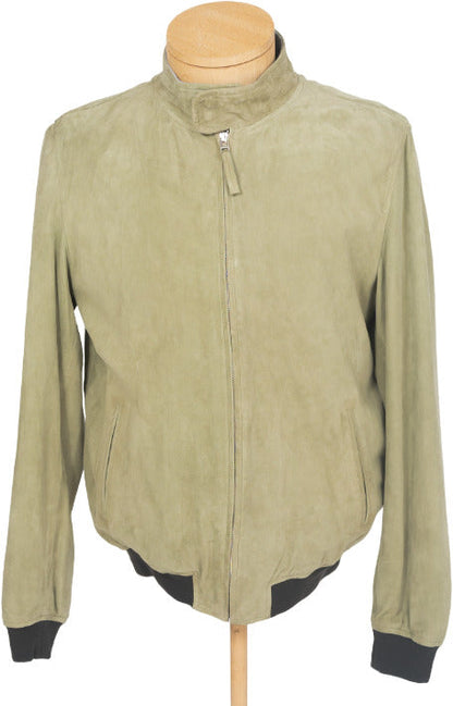 Giubbino in pelle scamosciata verde da uomo di Minoronzoni 1953, vista frontale, con chiusura e dettagli eleganti.