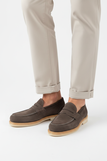 Mocassini grigi indossati