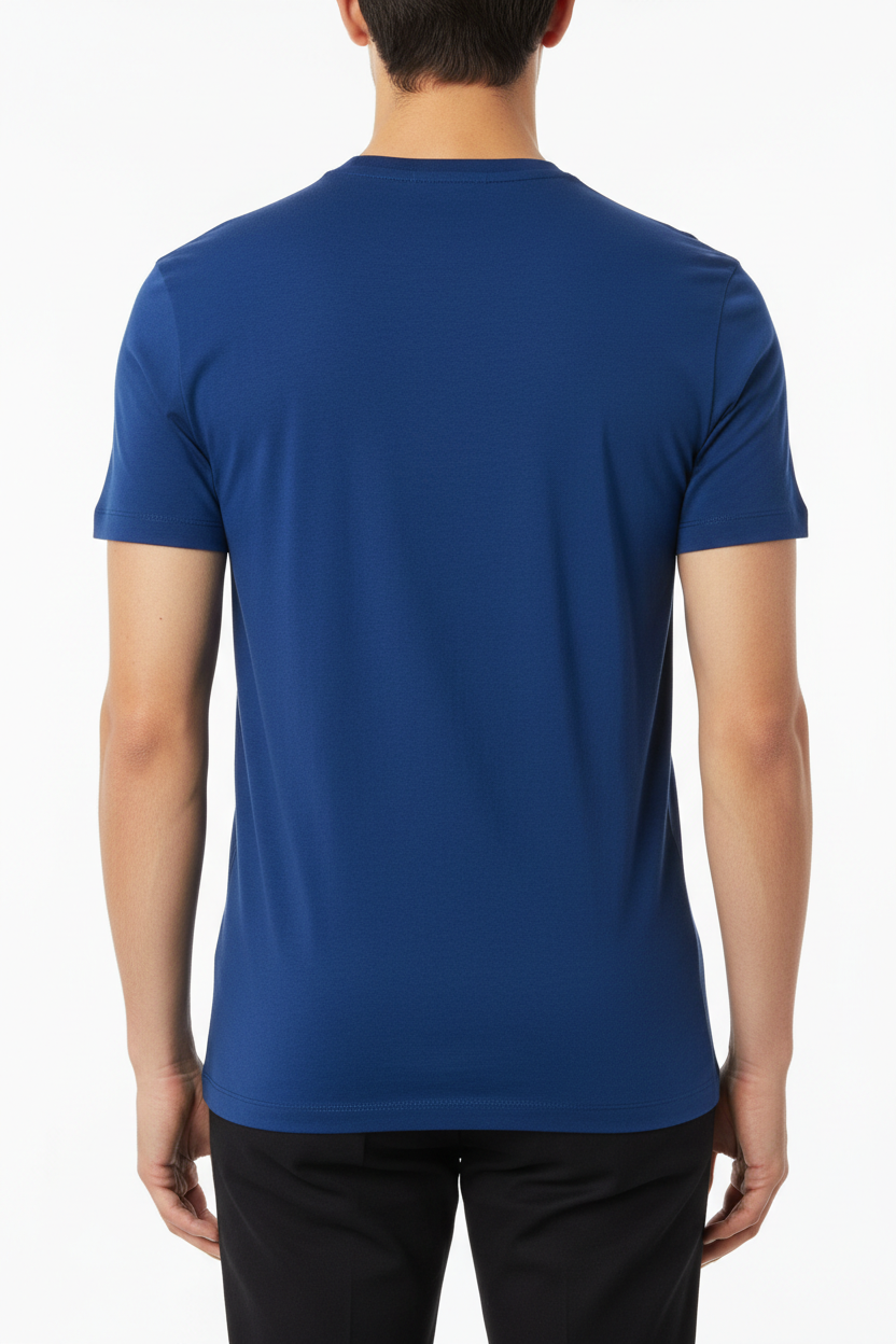 Modello con T-shirt blu tinta unita - retro