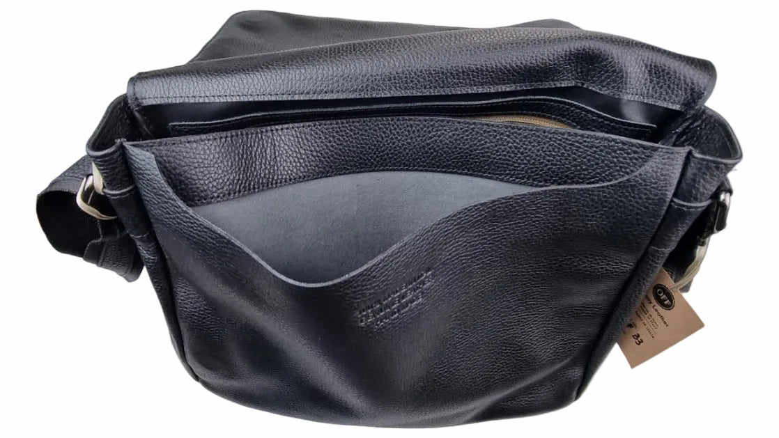 Borsa uomo OFFBAG in pelle nera con tracolla, stile moda uomo, borsa a spalla elegante e versatile.