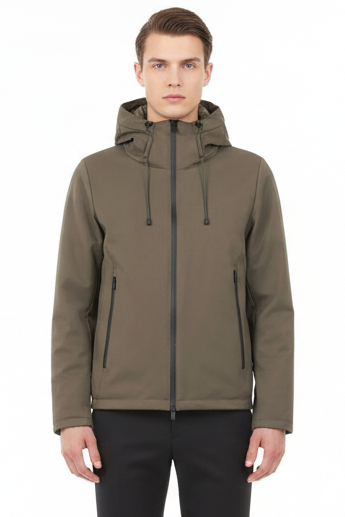Giubbotto uomo People of Shibuya con cappuccio in tessuto verde militare, stile casual e moderno.