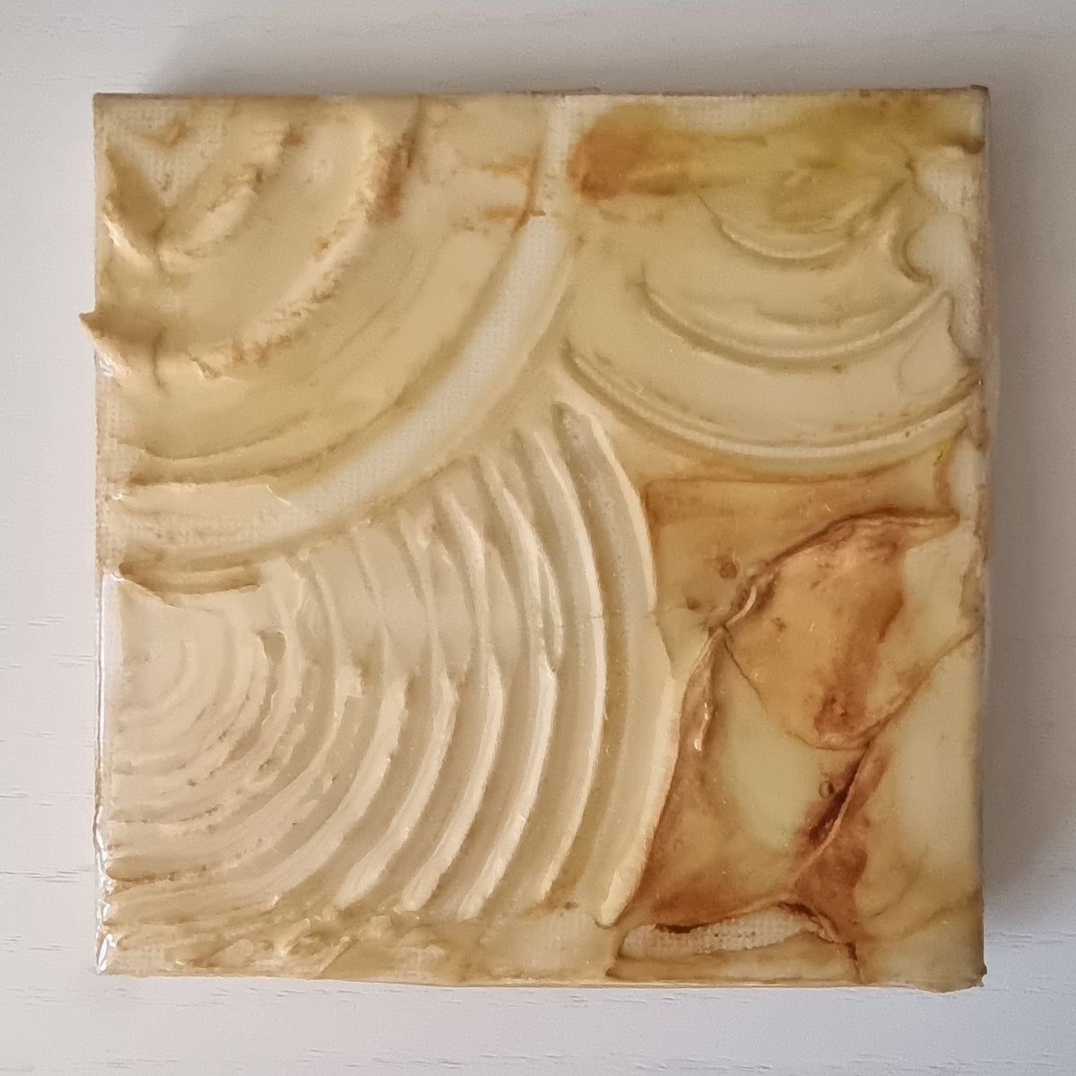 Pintadera 106, Mini tela 10x10 cm dipinta a mano multi materico con supporto mini cavalletto. Opera unica fornita di certificato di autenticità. Dipinto a mano da AlbarosAtzeni 