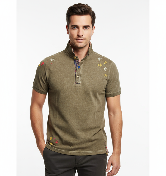 Polo BOB con ricami floreali indossata