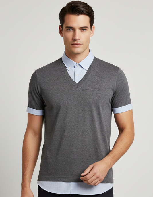 Polo Brunello Cucinelli grigio celeste indossata da modello