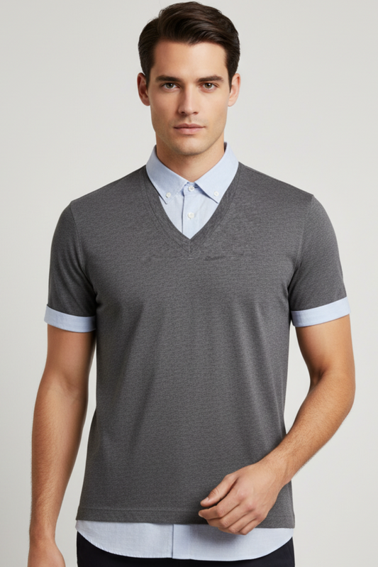 Polo Brunello Cucinelli L'Eccellenza del Made in Italy
Scopri l'eleganza senza tempo con questa raffinata polo Brunello Cucinelli grigio celeste a due colori. Un capolavoro dell'artigianato italiano che unisce stile contemporaneo e qualità superiore per l'uomo che ama distinguersi.