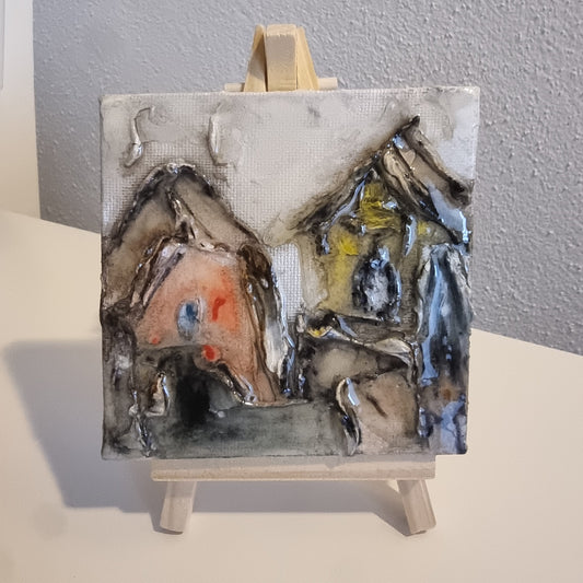 Pratza (Cortile), Mini tela 10x10 cm dipinta a mano multi materico con supporto mini cavalletto. Opera unica fornita di certificato di autenticità. Dipinto a mano da AlbarosAtzeni