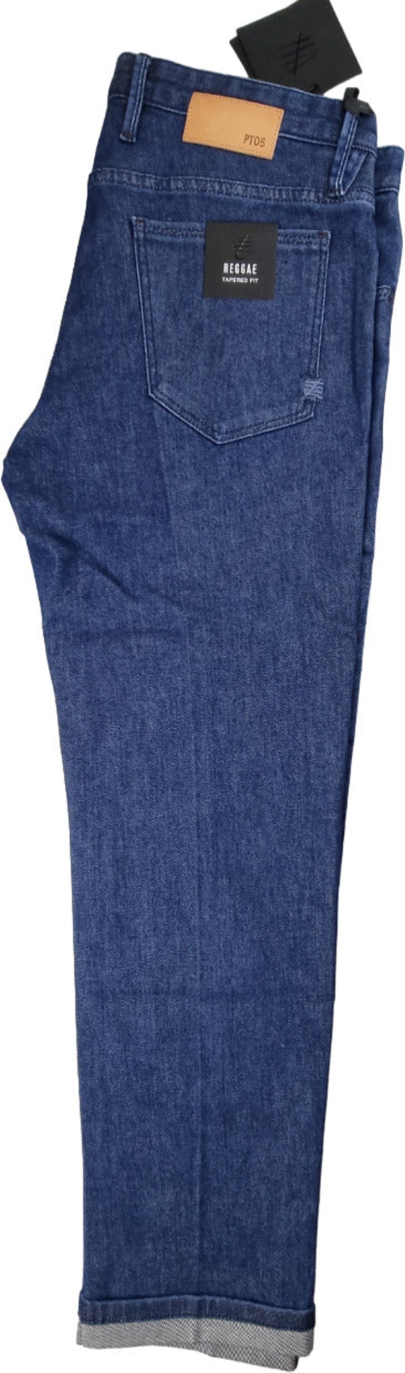 Jeans uomo PT 05 in denim scuro con taglio tapered fit, modello Reggae, mostrati indossati, vestibilità moderna e stile casual.