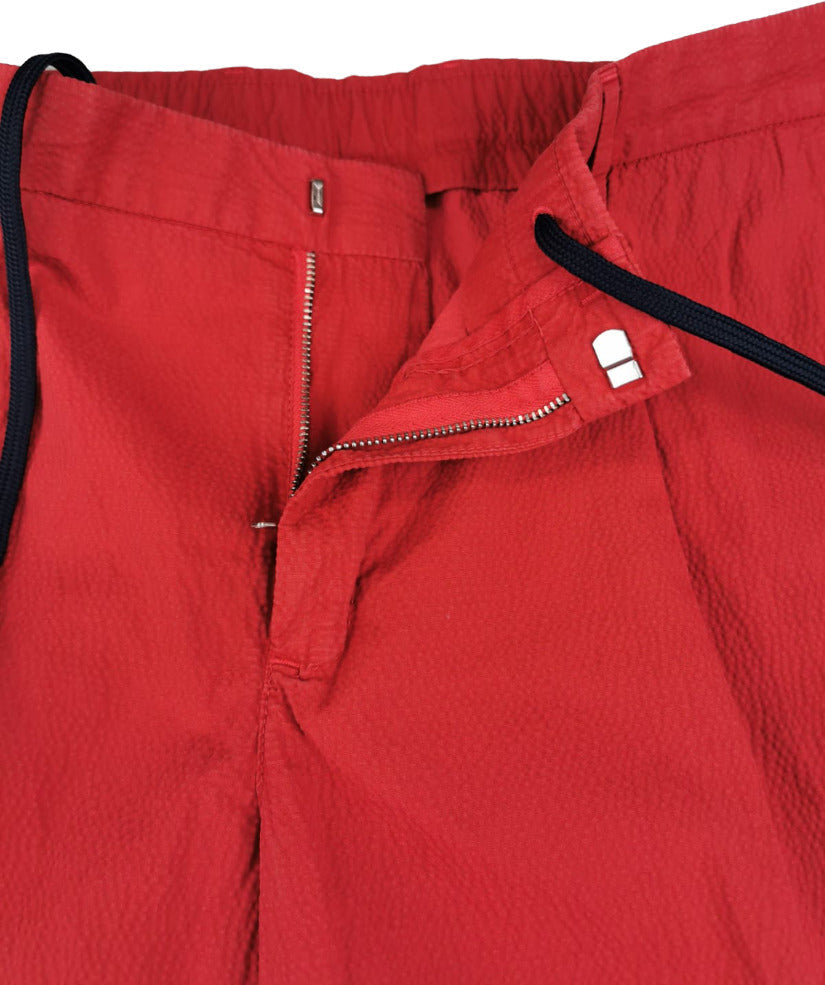Bermuda uomo PT Torino invecchiato tinta unita colore rosso mattone, pantaloncini di moda per uomo, dettaglio tessuto e stile.