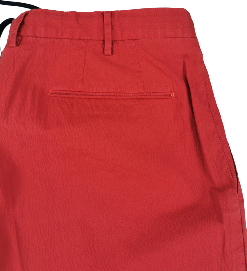 Bermuda uomo PT Torino invecchiato tinta unita colore rosso mattone, pantaloncini moda uomo con dettagli invecchiati.