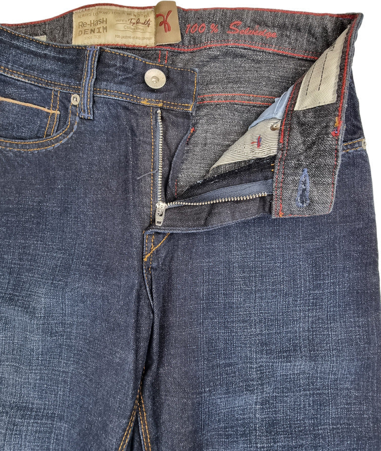 Jeans uomo Re-Hash in denim scuro, vestibilità slim, dettagli classici, indossati con camicia bianca, vista frontale.