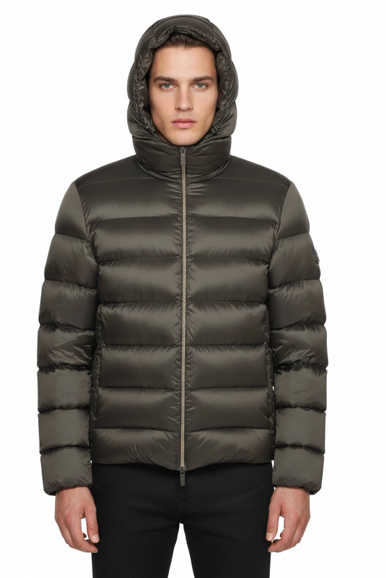Giubbino uomo RRD in piumino verde, giacca leggera con cappuccio, adatta a stile casual e outdoor.