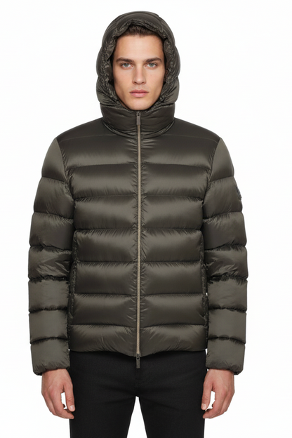Giubbino uomo RRD in piumino verde, giacca leggera con cappuccio, adatta a stile casual e outdoor.