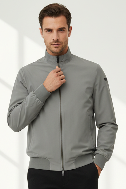 Giubbino uomo RRD in colore grigio, giacca alla moda in tessuto resistente, stile casual e moderno, dettagli visibili in foto