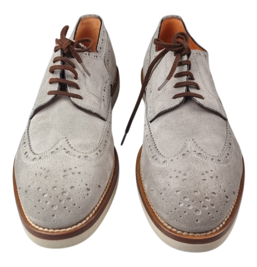 Scarpa da uomo Santoni Derby Brogue in pelle grigia chiara, stile elegante e classico, con dettagli di perforazioni e suola in cuoio