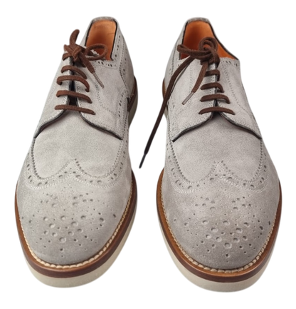 Scarpa da uomo Santoni Derby Brogue in pelle grigia chiara, stile elegante e classico, con dettagli di perforazioni e suola in cuoio