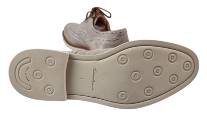 Scarpa uomo Santoni Derby Brogue in pelle grigia chiara con dettaglio a fori e stringhe, stile classico e elegante.
