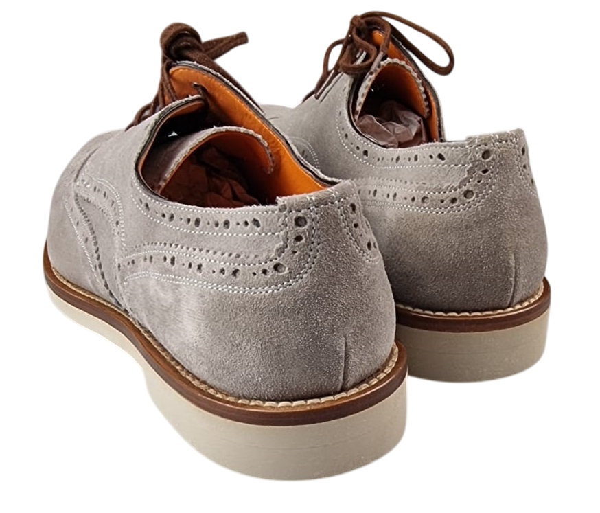 Scarpa uomo Santoni Derby brogue in pelle grigia chiara con dettagli rondine e stringata, stile elegante e sofisticato.
