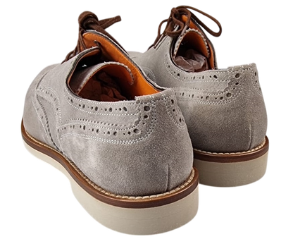 Scarpa uomo Santoni Derby brogue in pelle grigia chiara con dettagli rondine e stringata, stile elegante e sofisticato.