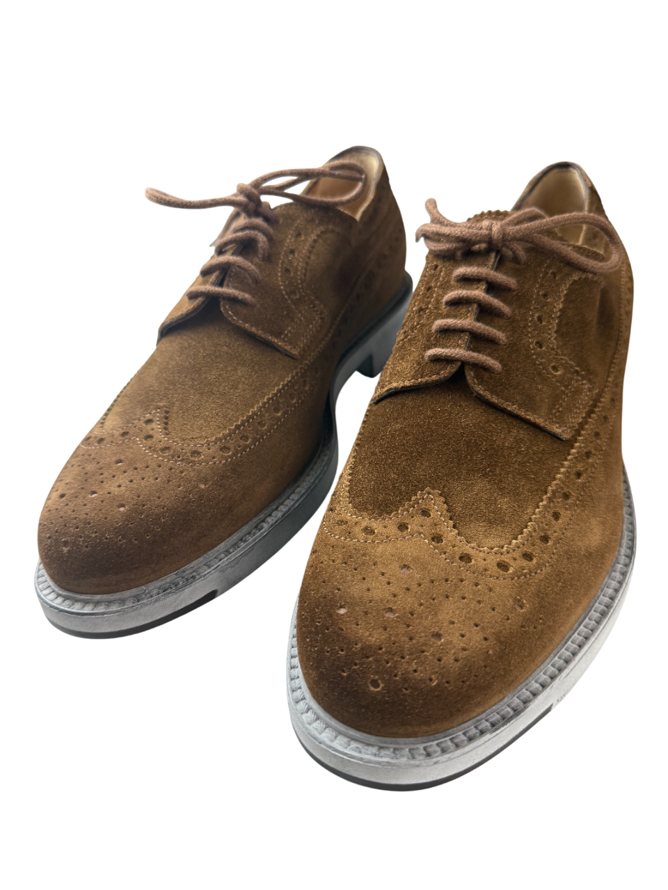 Scarpa uomo Santoni Derby Brogue Rondine in scamosciato, elegante e dettagliata con perforazioni e suola in cuoio.