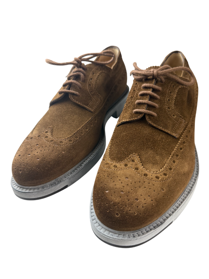 Scarpa uomo Santoni Derby Brogue Rondine in scamosciato, elegante e dettagliata con perforazioni e suola in cuoio.