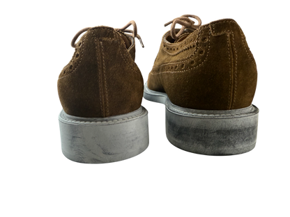Scarpa uomo Santoni Derby Brogue Rondine in scamosciato, stile classico e raffinato, con dettagli brogue in morbido materiale.