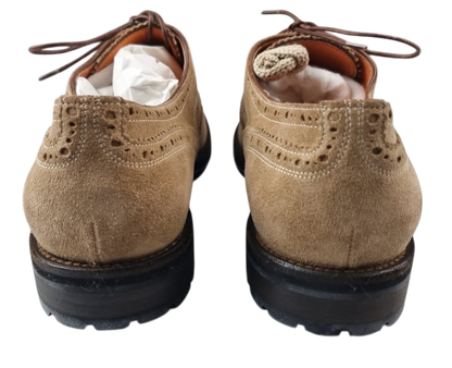Scarpa uomo Santoni Derby Brogue Rondine in pelle marrone, stile elegante e classico con dettagli perforati.
