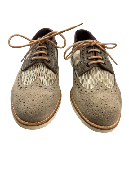 Scarpa uomo Santoni Derby Brogue Rondine in pelle marrone, dettaglio elegante con perforazioni e finitura lucida.