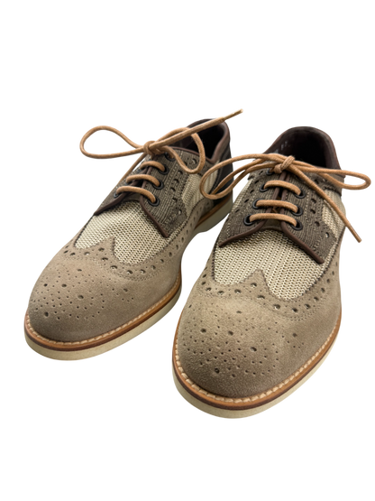 Scarpa da uomo Santoni Derby Brogue Rondine in pelle marrone, dettagli classici e raffinati, stile elegante e sofisticato.