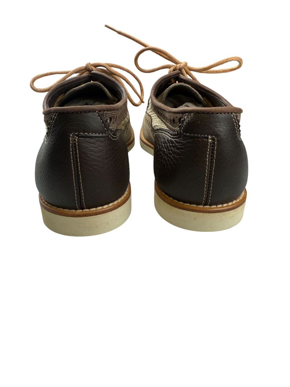 Scarpa uomo Santoni Derby Brogue Rondine in pelle marrone, dettaglio classico con perforazioni e finitura elegante.