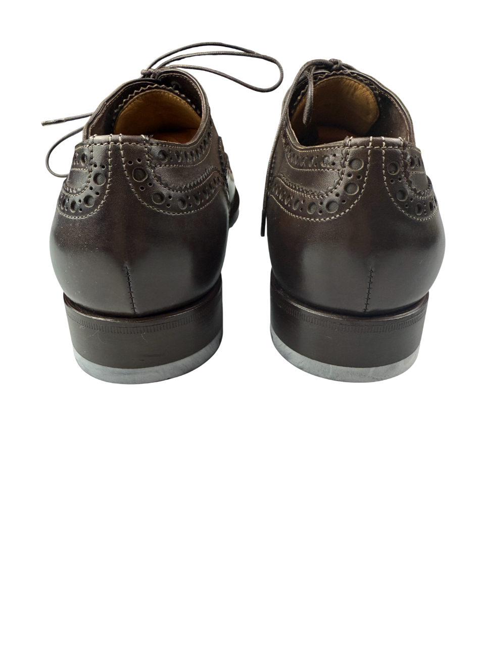 Scarpe Oxford stringata brogue uomo Santoni in pelle marrone scuro, stile classico e fatto in Italia.