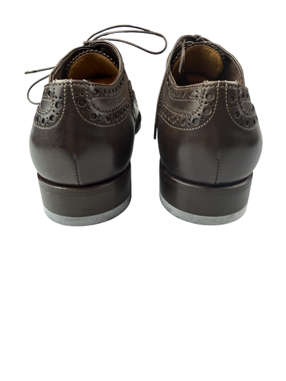 Scarpe Oxford stringata brogue uomo Santoni in pelle marrone scuro, stile classico e fatto in Italia.