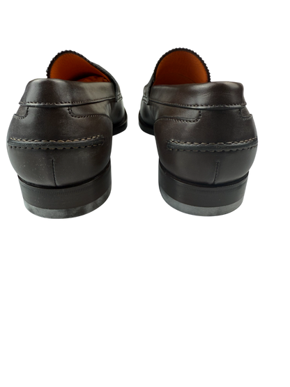 Scarpa uomo Santoni mocassini penny in pelle testa di moro, elegante e raffinata, con punta arrotondata e dettaglio classico.