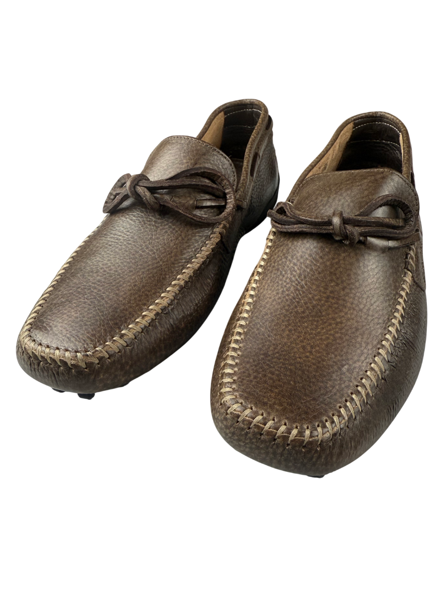 Scarpa uomo Santoni mocassino in pelle color cognac, dettagli eleganti e finiture di alta qualità, vista laterale.