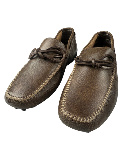 Scarpa uomo Santoni mocassino in pelle color cognac, dettagli eleganti e finiture di alta qualità, vista laterale.