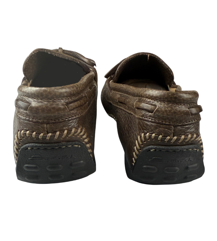 Scarpa uomo Santoni mocassino in pelle marrone, dettagli eleganti, suola in gomma, stile classico e sofisticato.