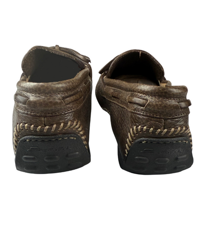 Scarpa uomo Santoni mocassino in pelle marrone, dettagli eleganti, suola in gomma, stile classico e sofisticato.