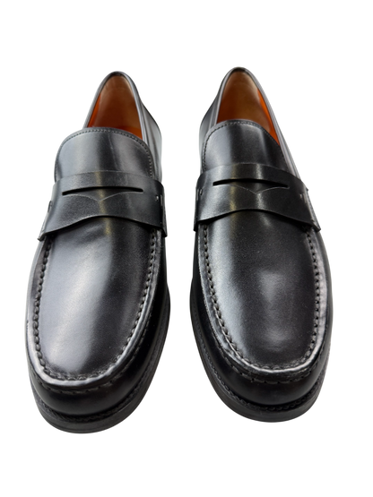 Scarpa uomo Santoni mocassino penny in pelle nera, elegante e classico, con dettaglio di fissaggio frontale in pelle.