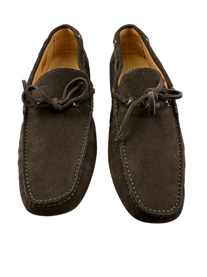 Scarpa uomo Santoni mocassino in pelle marrone con dettaglio elegante, vista frontale, stile classico e raffinato.