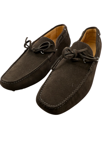 Mocassini da uomo Santoni in pelle nera, eleganti e raffinati, con dettagli classici e suola in gomma, stile moda uomo.