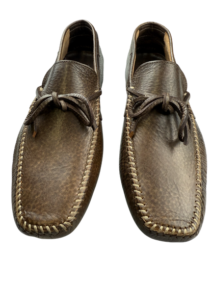 Scarpa uomo Santoni mocassino in pelle color cognac, dettaglio elegante con suola in cuoio e finitura liscia.