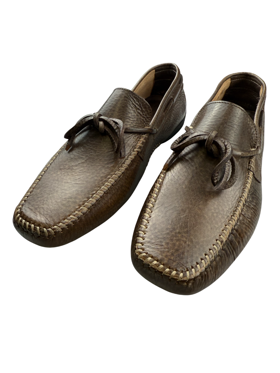 Scarpa uomo Santoni mocassino in pelle marrone, dettaglio classico e elegante, con suola in cuoio e finitura lucida.