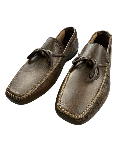 Scarpa uomo Santoni mocassino in pelle marrone, dettaglio classico e elegante, con suola in cuoio e finitura lucida.