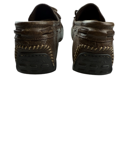 Scarpa uomo Santoni mocassino in pelle color cognac, dettagli eleganti e finiture di alta qualità, moda uomo mocassini Santoni.