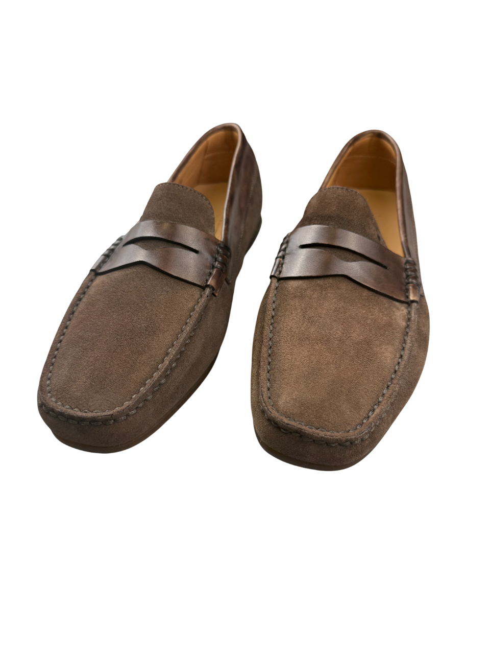 Scarpa uomo Santoni mocassino in pelle marrone con dettagli eleganti, vista laterale e dettagli di cuciture.